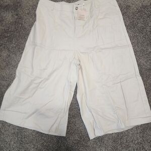 BloomChic Women's Light Cream Bermudas Size 3x NWT